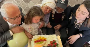 95-yasindaki-kore-gazisine-dogum-gunu-surprizi-eJfytkbk.webp