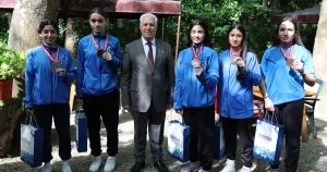 baskan-bozbey-bursanin-gururlariyla-bulustu-qRRkJsVq.webp