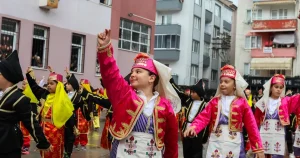 bursa-gemlikte-1470-ogrenci-sanatla-bulusuyor-wGfdSZDA.webp