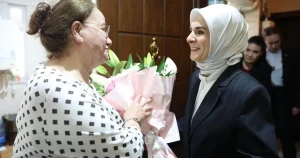 devlet-korumasindaki-cocuklarin-gonullu-annesine-bakan-goktastan-ziyaret-rVXqCtU4.webp