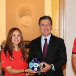 dunya-rekoru-kiran-okculardan-baskan-arasa-ziyaret-K36eNA6W.webp