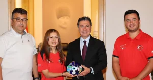 dunya-rekoru-kiran-okculardan-baskan-arasa-ziyaret-K36eNA6W.webp