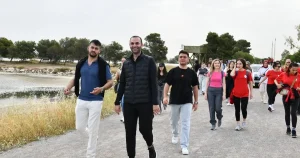 izmir-ciglide-genclik-ataturk-icin-yurudu-jF1kEM3m.webp