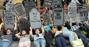 manhattanda-milyarder-galasina-protesto-soku-XBmZJEUL.webp