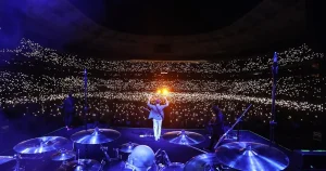 mor-ve-otesinden-izmirde-dev-konser-dunya-capinda-bir-stadyum-konseri-SI8CZdDN.webp