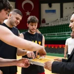 sari-kirmizili-ekip-sampiyonluk-macina-bornovada-cikiyor-GyjeSRQu.webp