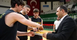 sari-kirmizili-ekip-sampiyonluk-macina-bornovada-cikiyor-GyjeSRQu.webp
